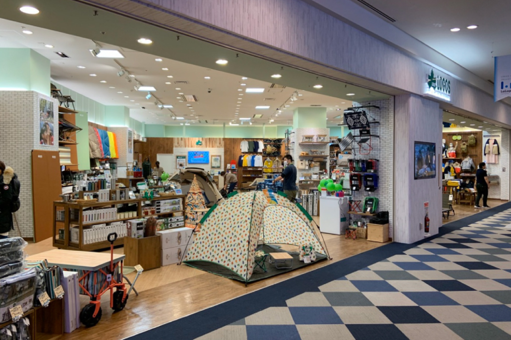 LOGOS SHOP 東京店 写真