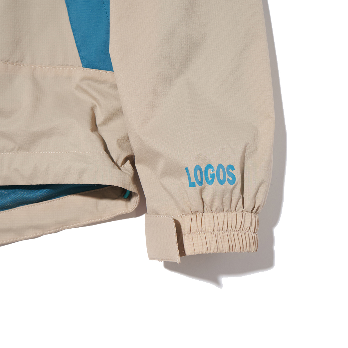 袖には「LOGOS」のロゴ