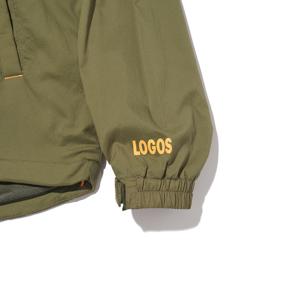 袖には「LOGOS」のロゴ