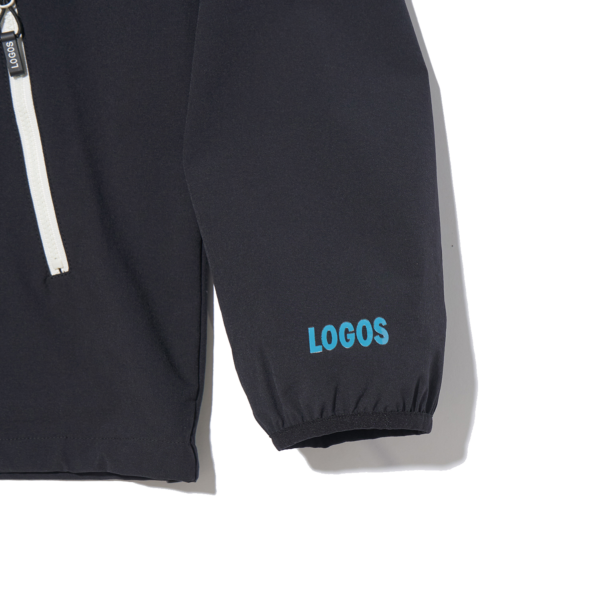 袖には「LOGOS」のロゴ
