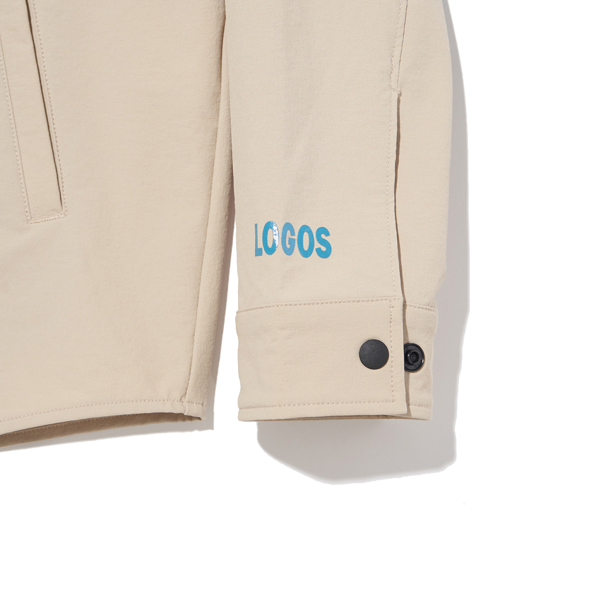 袖には「LOGOS」のロゴ