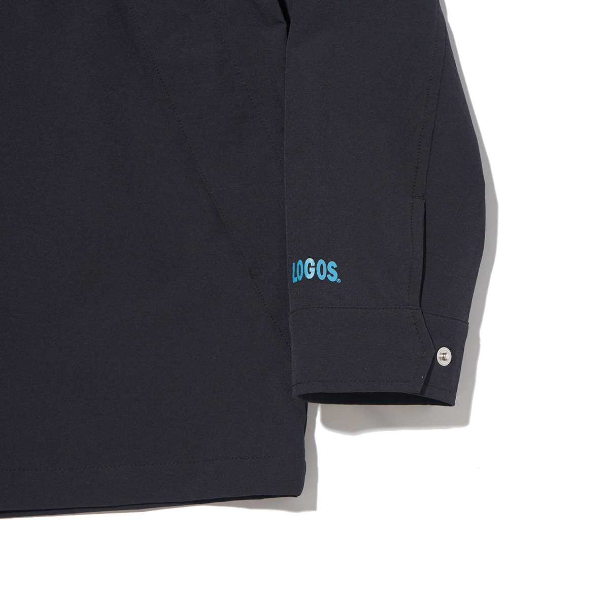 袖にはボタンと「LOGOS」のロゴ