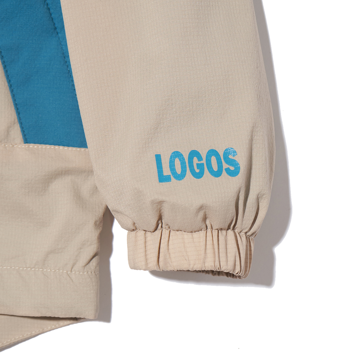 袖には「LOGOS」のロゴ