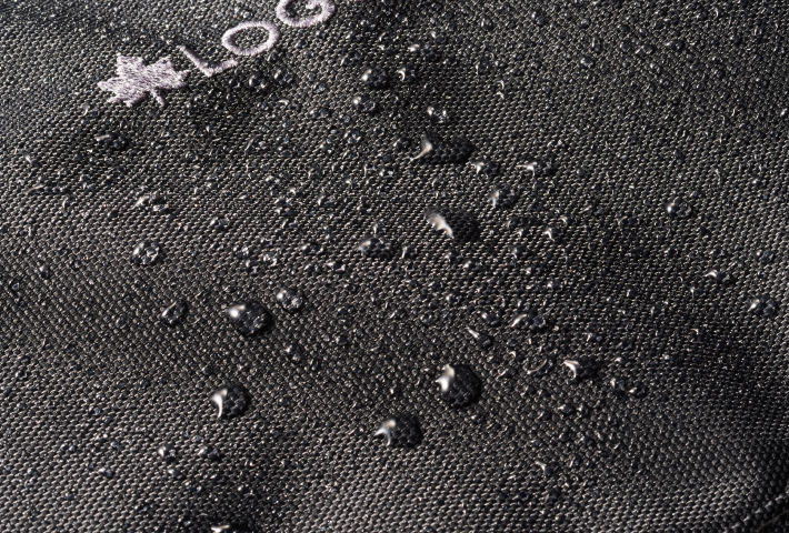 アウトドアでも安心の高撥水＆防水設計