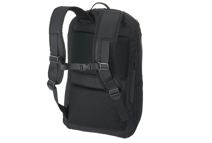 蒸れにくい背面メッシュ仕様