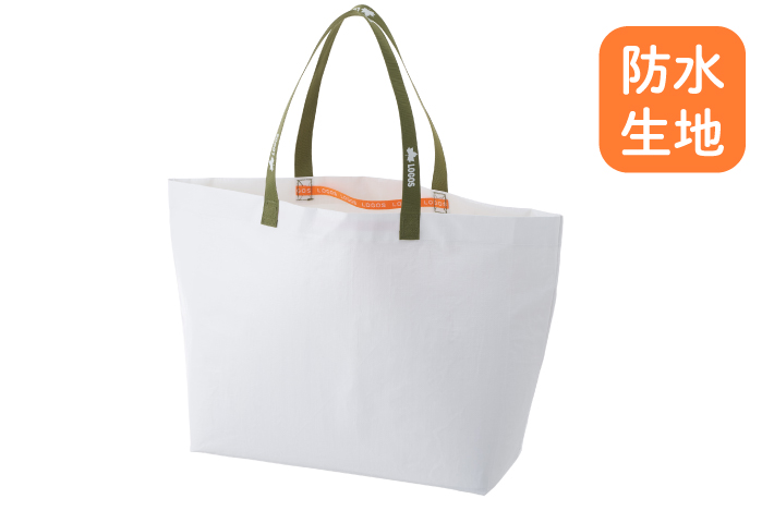 必要なものを、ガバッと全部。荷物の出し入れがしやすい防水トートバッグ