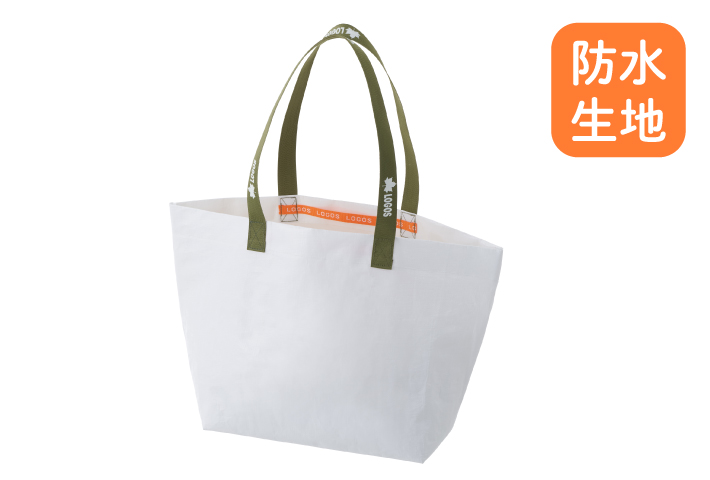 必要なものを、ガバッと全部。荷物の出し入れがしやすい防水トートバッグ