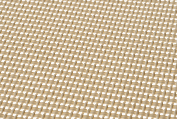 背面は耐候性・耐水性に優れたテスリンメッシュ製