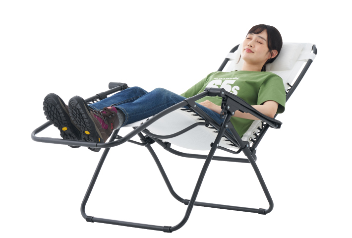 頭まで支えるハイバック