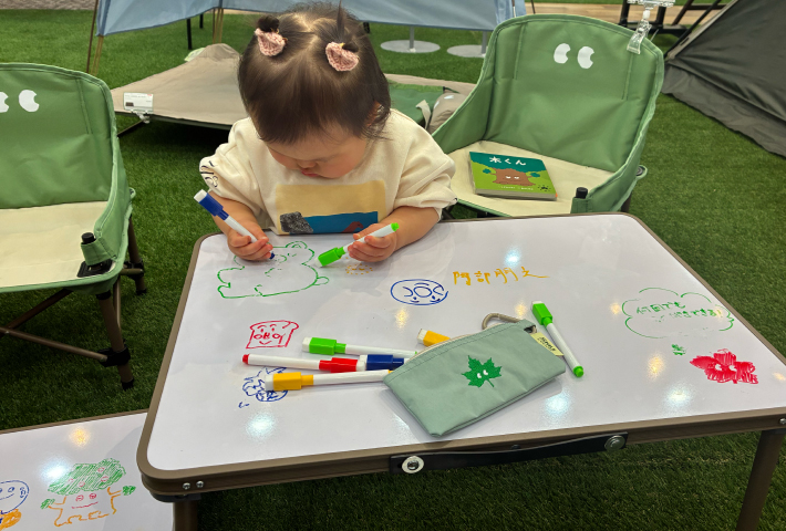 テーブルに直接お絵かきができる！何度でも書いて消せる天板
