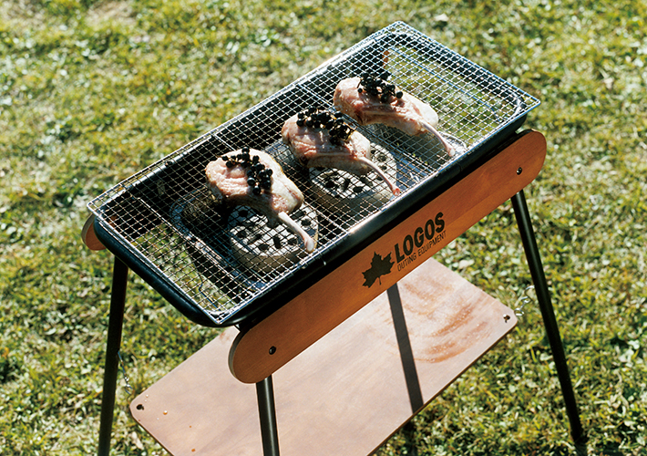 使いやすい高さ80cm!木製パネルがテーブル&ラック棚になる、ウッドデザインのBBQグリル。