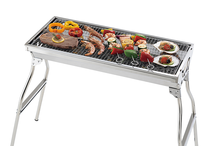 折りたたみ式の脚を開くだけで組立て不要!大人数で囲めるワイドサイズのBBQグリル。