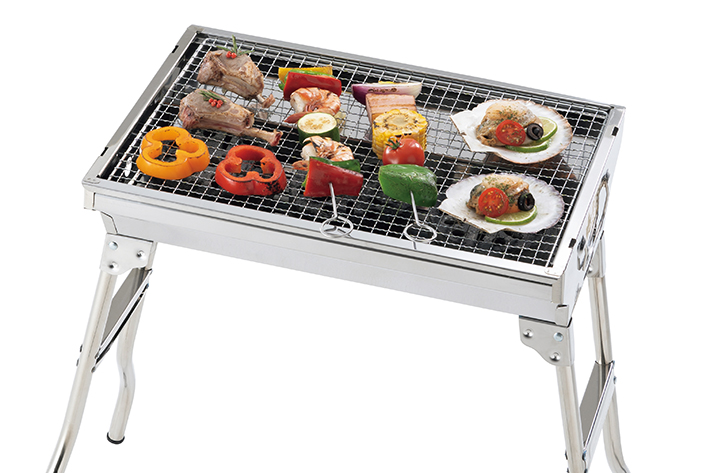 折りたたみ式の脚を開くだけで 組立て不要!手軽に使えるBBQグリル。