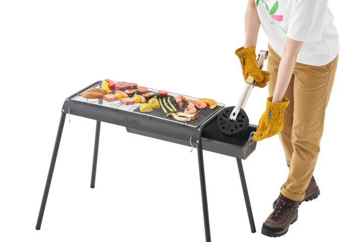 火床が左右にスライド可能＝炭足しが簡単！