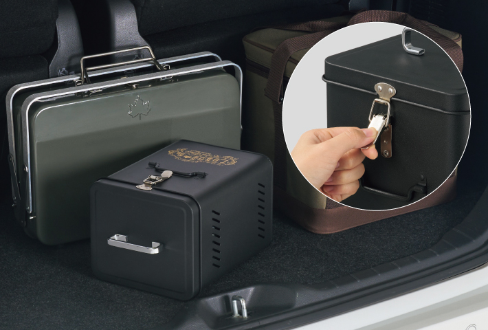 蓋はバックル式で、ワンアクションで簡単開閉！