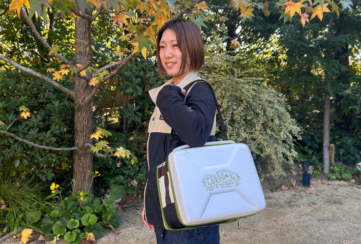 持ち運びに便利なベルト付き