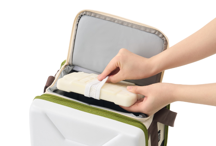 保冷剤を固定できるホルダー付き