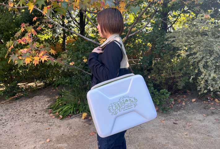 持ち運びに便利なベルト付き