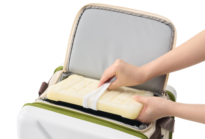 保冷剤を固定できるホルダー付き