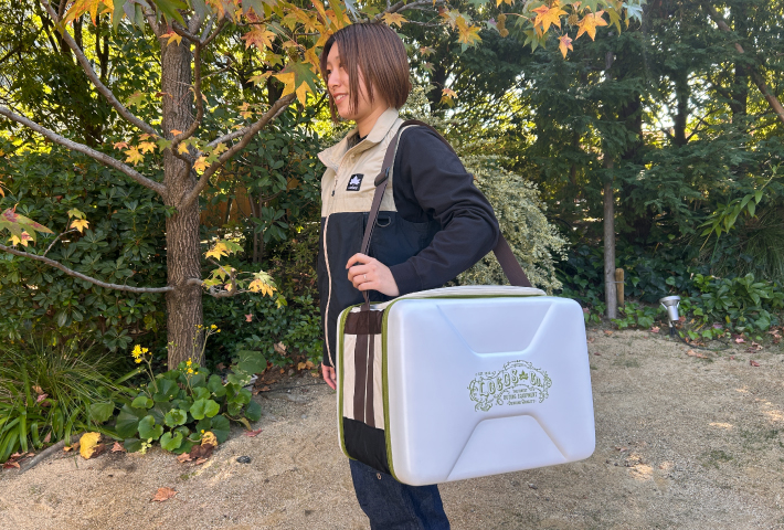 持ち運びに便利なベルト付き