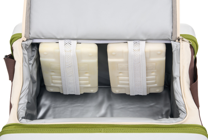 保冷剤を固定できるホルダー付き