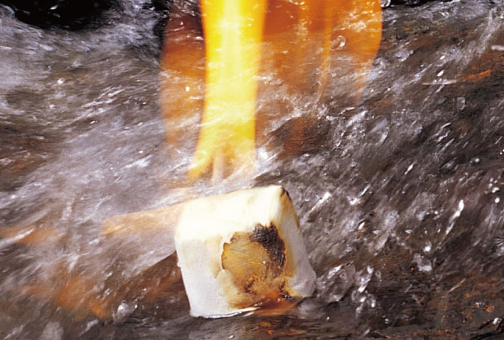 水に濡れても燃え続ける！完全防水