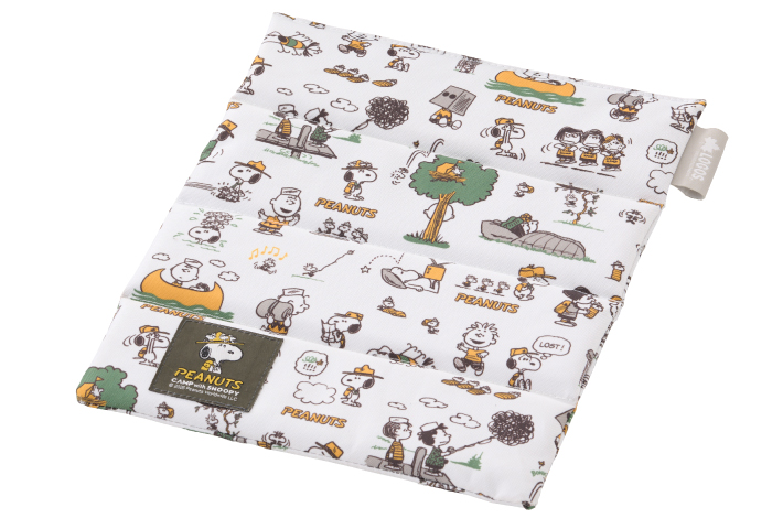 スポーツ観戦やハイキングに！小さくたためて持ち運びに便利な四つ折りクッション【CAMP with SNOOPYシリーズ】