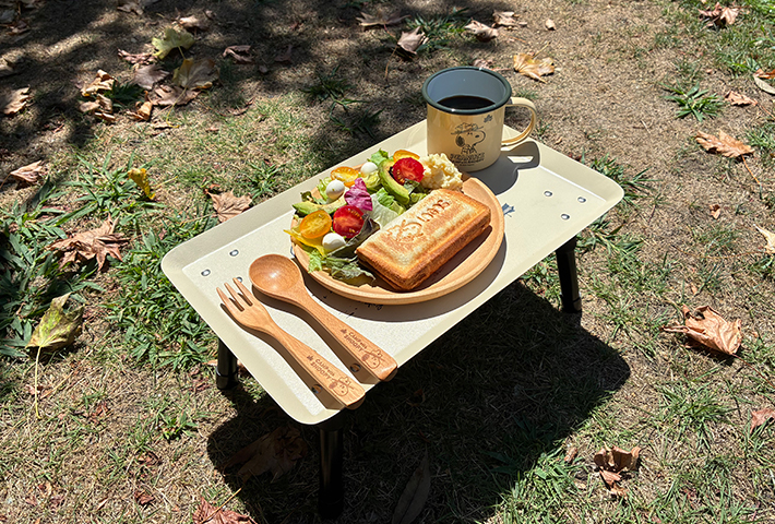 物が転がり落ちにくい天板