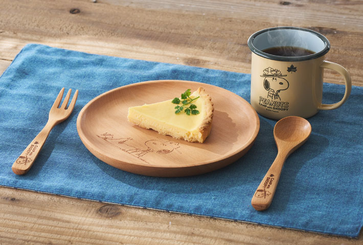 やさしい温もりで食卓を彩る木製プレート【CAMP with SNOOPYシリーズ】