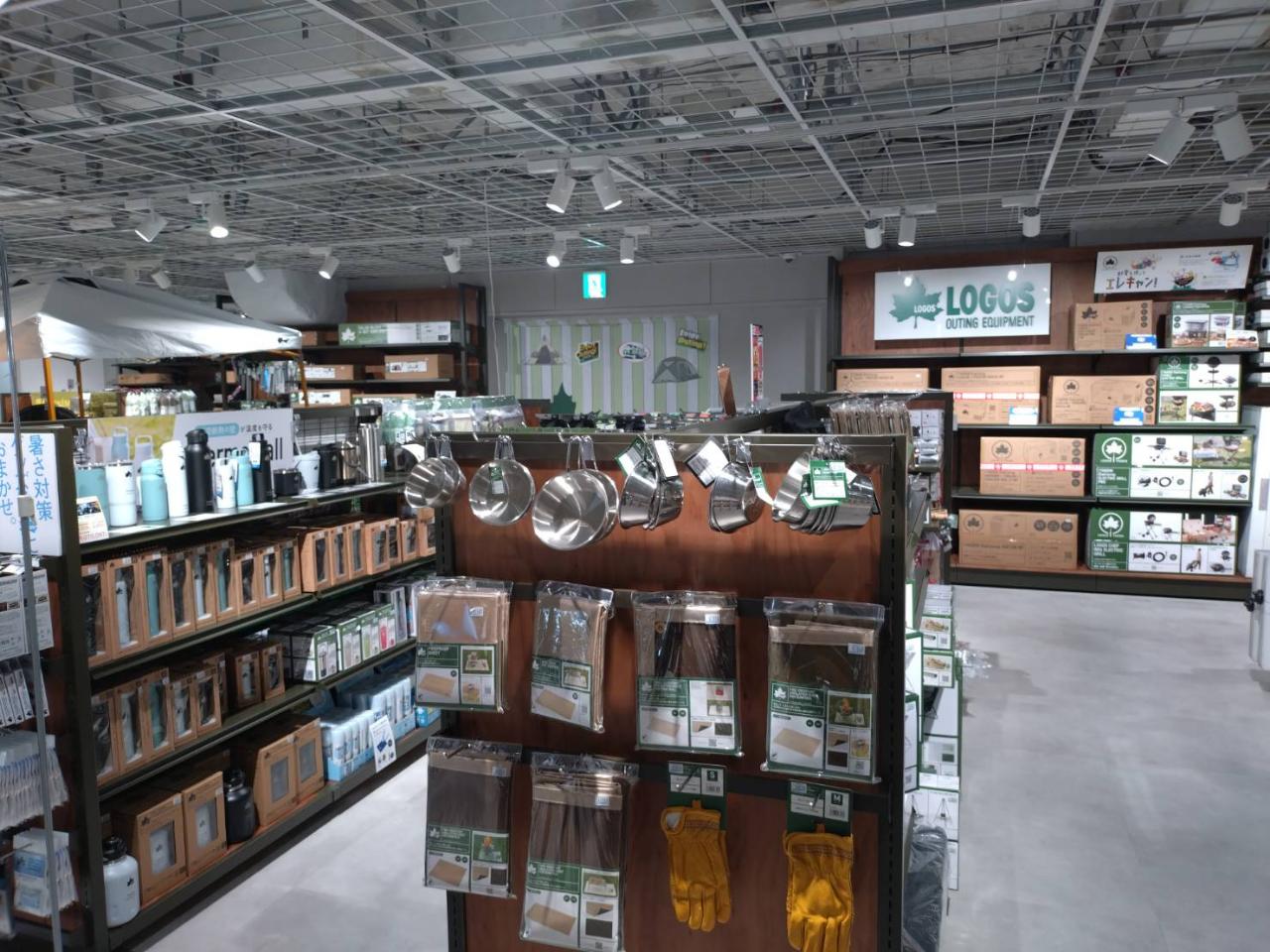 LOGOS STORE 石井スポーツヨドバシ池袋店 写真