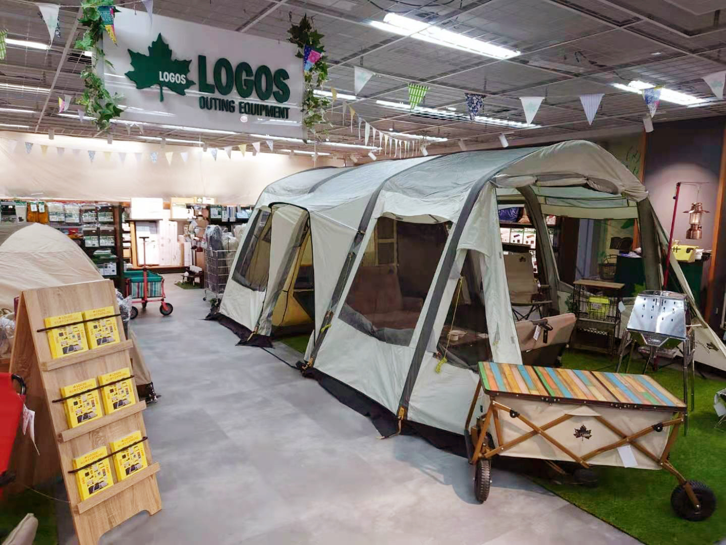 LOGOS STORE 石井スポーツ ヨドバシさいたま新都心駅前店 写真