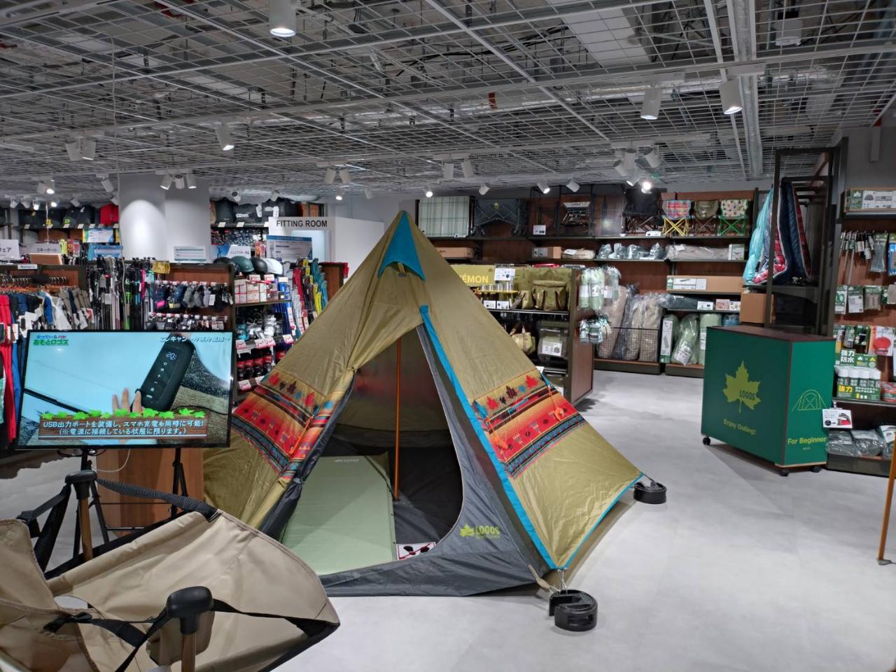 LOGOS STORE 石井スポーツヨドバシ池袋店 写真