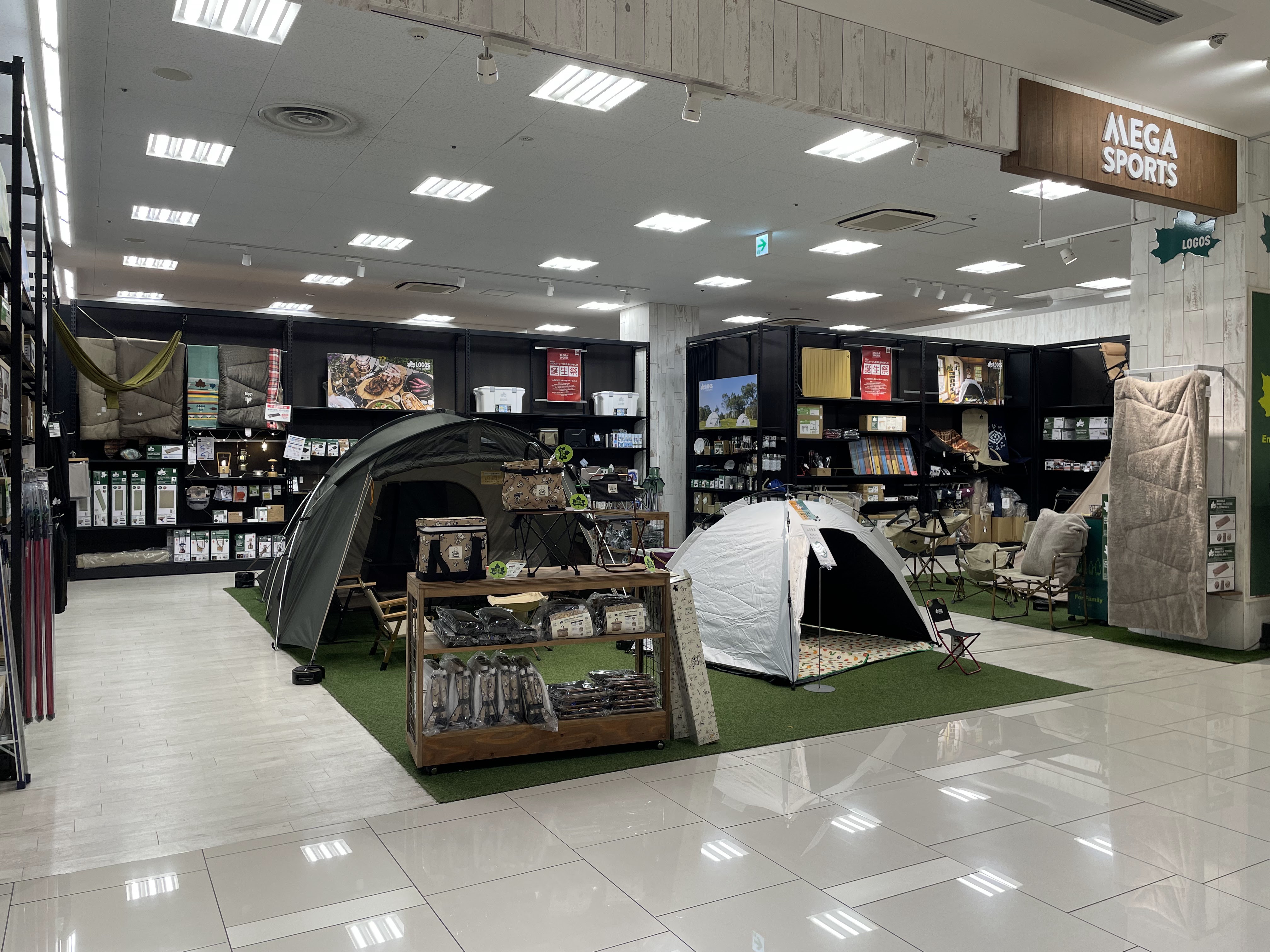 LOGOS STORE メガスポーツ 幕張新都心店 写真